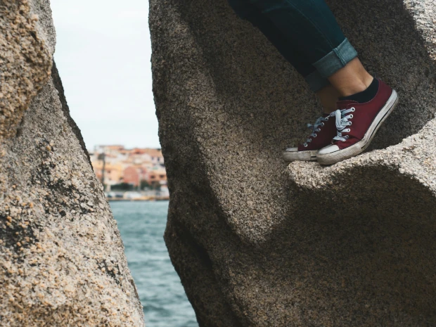 Contatti - Scorcio Palau Roccia con Scarpe da Tennis